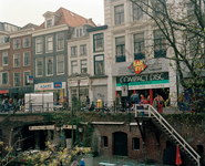 822457 Gezicht op de voorgevels van de panden Oudegracht 151 (CD-winkel Ear & Eye , rechts) - hoger te Utrecht; links ...